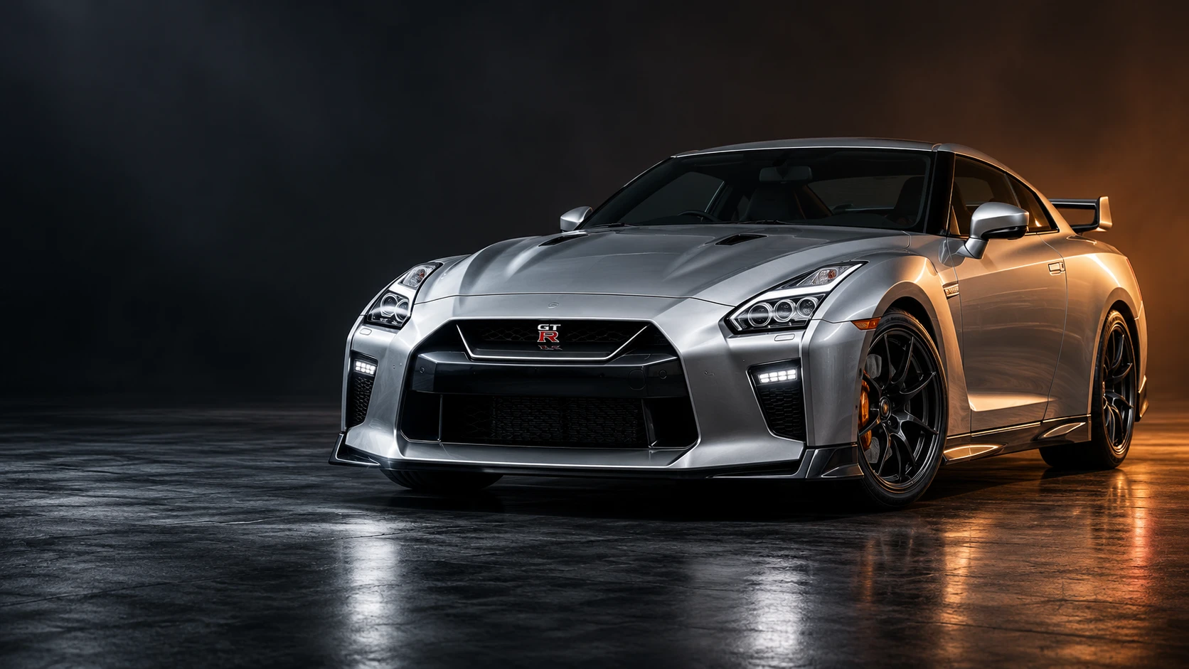 Ασημί Nissan GT-R σε σκοτεινό στούντιο, ενδεικτική εικόνα